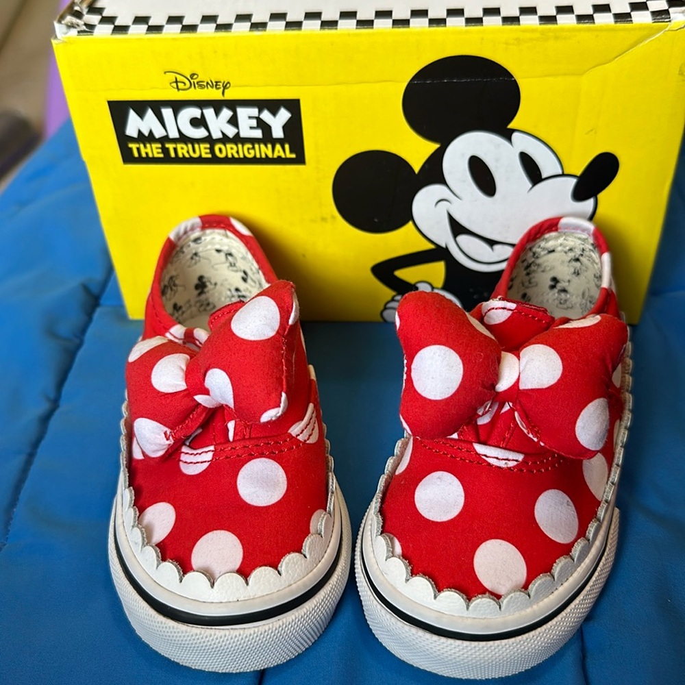Authentic Gore Minnie’s Bow. Disney Vans. Toddler polka dot shoe.